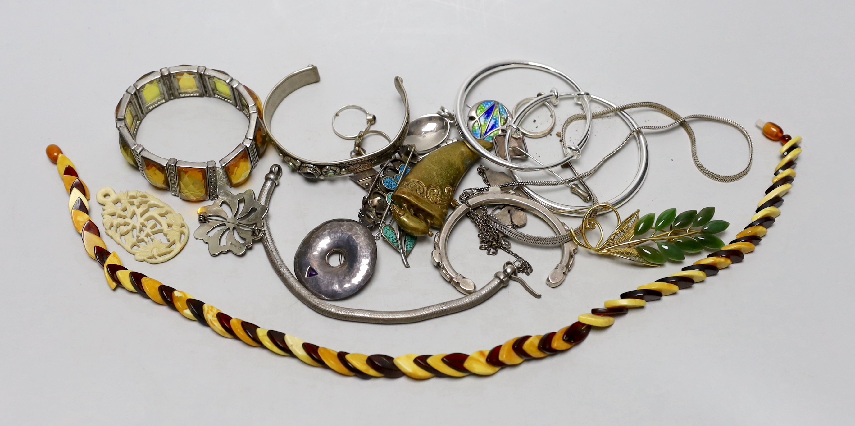 Sundry jewellery including silver and gem set circular brooch, costume and other items.
